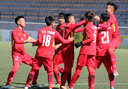 Việt Nam đè bẹp Campuchia dù thiếu người ở vòng loại U16 châu Á.