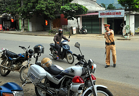 Lực lượng cảnh sát giao thông huyện Văn Chấn tăng cường tuần tra, kiểm soát trên các tuyến đường.