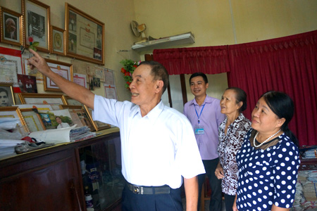 Cụ Trần Đức Hồi tâm sự với các cụ cao tuổi phường Đồng Tâm về  kỷ niệm trong buổi lễ mít tinh nghe Bác Hồ nói chuyện tại sân vận động thị xã Yên Bái ngày 25/9/1958.