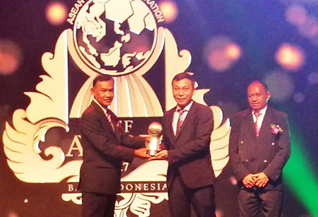 Ông Trần Quốc Tuấn (giữa) đại diện VFF nhận giải thưởng cho Liên đoàn bóng đá xuất sắc nhất năm.