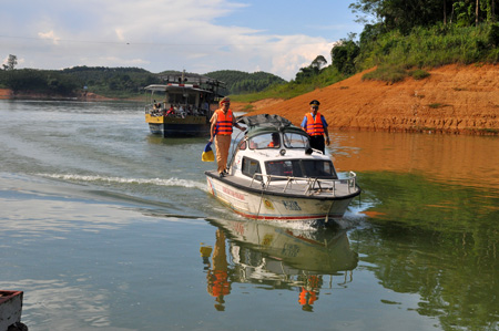 Lực lượng chức năng tỉnh phối hợp với Ban ATGT huyện Yên Bình kiểm tra vận tải hành khách đường thủy nội địa trên hồ Thác Bà.
