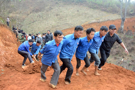 Đoàn viên thanh niên huyện Mù Cang Chải tình nguyện mở đường giao thông nông thôn.