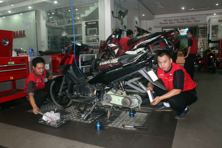 Công nhân sửa chữa xe máy tại các cửa hàng xe máy Yamaha Hòa Bình thuộc Tổng Công ty Hòa Bình Minh tận tình phục vụ khách hàng.