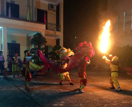 Đội múa lân phường Yên Ninh, thành phố Yên Bái tập luyện chuẩn bị cho tết Trung thu 2017.