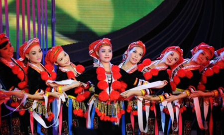 Biểu diễn điệu múa dân tộc Dao.