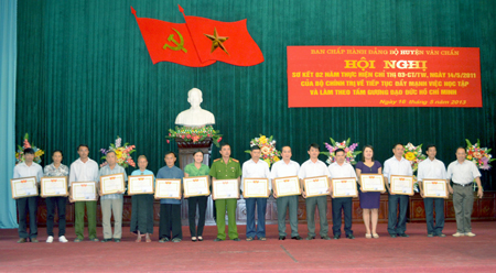Các tập thể, cá nhân điển hình trong học tập và làm theo Bác được Ban Chấp hành Đảng bộ huyện Văn Chấn khen thưởng.