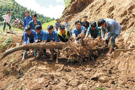 Công trình tu sửa, hót sạt 6.000 mét khối đất đá trên tuyến đường dài 9km tại xã Mồ Dề của Huyện đoàn Mù Cang Chải.