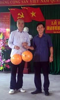 Lãnh đạo Trung tâm Văn hóa - Thông tin và Thể thao huyện Trấn Yên trao tặng bóng chuyền hơi cho Câu lạc bộ Thể dục thể thao thôn Ninh Thuận.