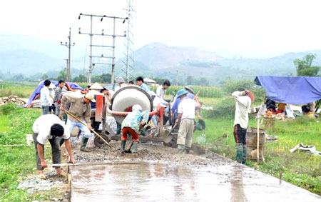 Phong trào làm đường giao thông nông thôn phát triển rộng khắp trên địa bàn tỉnh Yên Bái.