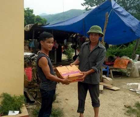 Ông Ngô Văn Minh mua mỳ tôm cứu trợ khẩn cấp bà con bị lũ cuốn trôi hết nhà cửa, tài sản trong cơn bão số 3 vừa qua.
