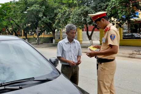 Lực lượng cảnh sát giao thông tăng cường kiểm tra, xử lý vi phạm trong dịp nghỉ lễ 2/9.