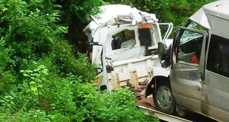 Hiện trường vụ tai nạn khiến 2 người tử vong trong cabin xe cẩu cứu hộ. (Ảnh: Báo điện tử Người lao động)

