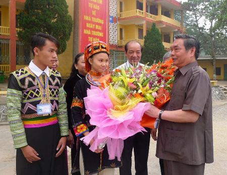 Việc đào tạo, bồi dưỡng học sinh người dân tộc thiểu số được tỉnh Yên Bái chú trọng (Trong ảnh: Nguyên Thường trực Ban Bí thư Lê Hồng Anh đến thăm và làm việc với Trường Phổ thông Dân tộc nội trú tỉnh Yên Bái).