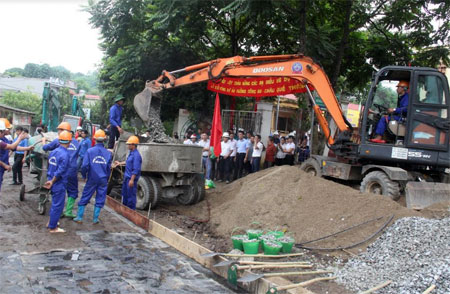 Các nhà thầu huy động phương tiện thi công đường Đông An - Châu Quế Thượng.