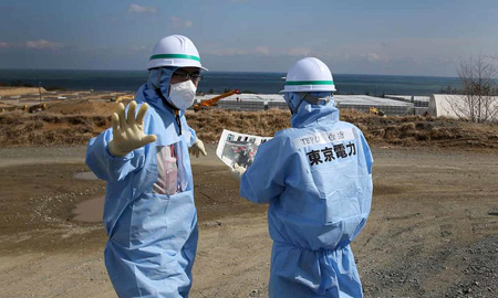 Nhật Bản công bố trường hợp tử vong đầu tiên do nhiễm xạ tại nhà máy Fukushima.