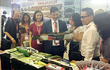 Đồng chí Dương Văn Tiến – Phó Chủ tịch UBND tỉnh Yên Bái giới thiệu với khách tham quan về các sản phẩm du lịch tại gian hàng giới thiệu các sản phẩm du lịch 8 tỉnh Tây Bắc mở rộng.