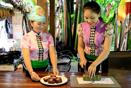 Bánh chưng đen - một loại bánh truyền thống của đồng bào dân tộc Thái Mường Lò