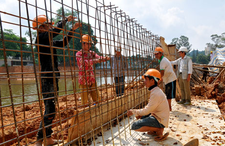 Những năm qua, nhiều nông dân Yên Bái được đào tạo nghề xây dựng  đã có việc làm, và thu nhập ổn định.