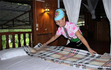 Bà Hoàng Thị Loan gấp chăn màn, dọn dẹp vệ sinh nhà ở sẵn sàng đón khách du lịch.