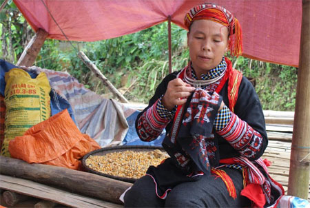 Người Dao đỏ ở thôn Sâm Trên, xã Trung Tâm, huyện Lục Yên vẫn duy trì việc làm ra những bộ trang phục dân tộc.
