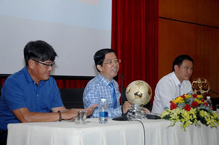 Ban tổ chức cùng đại diện LĐBĐ Việt Nam trong phần trao đổi thông tin  tại buổi họp báo.