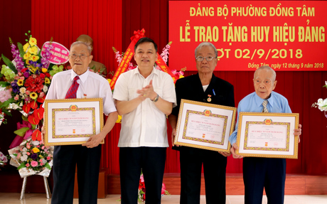 Đồng chí Dương Văn Thống - Phó Bí thư Thường trực Tỉnh ủy trao Huy hiệu 70 năm tuổi Đảng cho 3 đảng viên Đảng bộ phường Đồng Tâm.