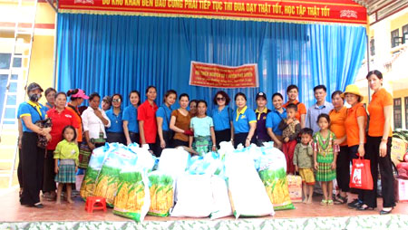 Đoàn thiện nguyện trao quà cho thầy, trò Trường Tiểu học và THCS 2,  xã Hồng Ca, huyện Trấn Yên.