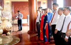 Đông đảo du khách tới thăm viếng Khu tưởng niệm Chủ tịch Hồ Chí Minh.
