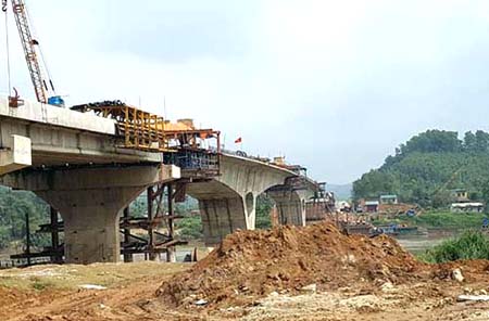 Cầu Tuần Quán - một trong những công trình trọng điểm của tỉnh Yên Bái.