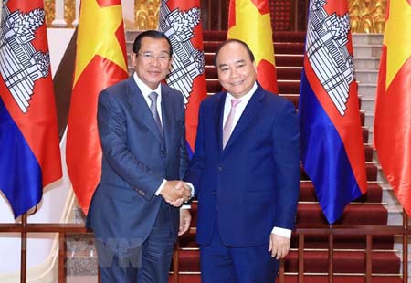 Thủ tướng Nguyễn Xuân Phúc tiếp song phương Thủ tướng Chính phủ Hoàng gia Campuchia Samdech Techo Hun Sen.