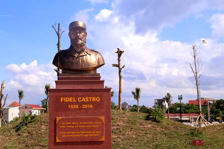 Tượng đài Chủ tịch Fidel đặt giữa công viên sắp được khánh thành.