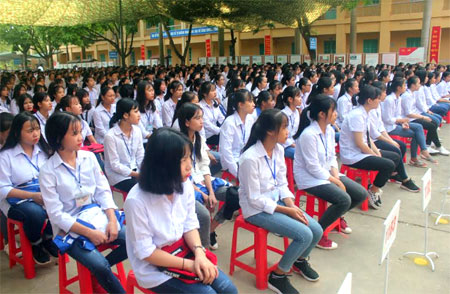 Học sinh Trường THPT thị xã Nghĩa Lộ trong buổi lễ khai giảng năm học mới.
