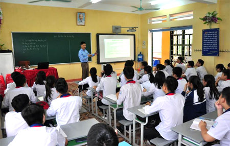 Một giờ học áp dụng công nghệ thông tin vào giảng dạy của thầy và trò Trường THCS Lê Hồng Phong, thành phố Yên Bái.
