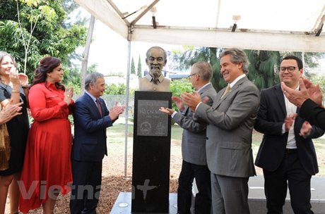 Đại sứ Nguyễn Hoài Dương, Thị trưởng Enrique Ibarra Pedroza cùng các quan chức chính quyền thành phố Guadalajara khánh thành tượng Bác Hồ.