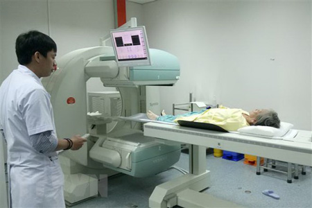 Bệnh nhân ung thư được đưa vào máy kiểm tra di căn ung thư xương.