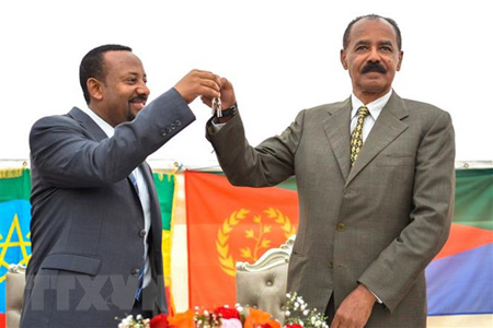 Thủ tướng Ethiopia Abiy Ahmed (trái) và Thủ tướng Eritrea Isaias Afwerki (phải) tại lễ mở lại Đại sứ quán Eritrea ở Ethiopia ngày 16/7.