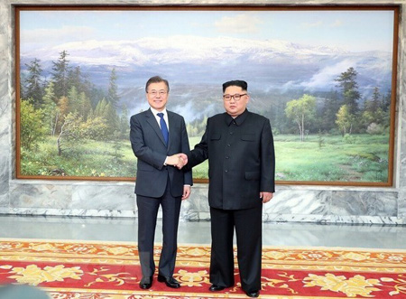 Tổng thống Hàn Quốc Moon Jae-in (trái) và nhà lãnh đạo Triều Tiên Kim Jong-un tại cuộc gặp ở làng đình chiến Panmunjom ngày 26/5.