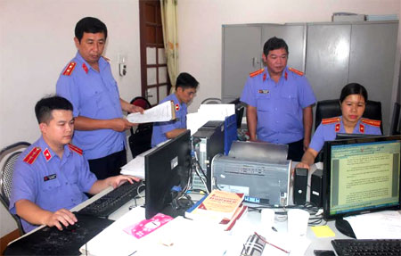Lãnh đạo VKSND huyện Yên Bình trao đổi nghiệp vụ với kiểm sát viên về giải quyết các vụ án hình sự.