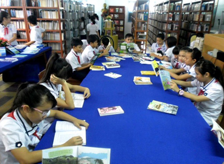 Các em học sinh đọc sách tại Thư viện tỉnh Vĩnh Long.