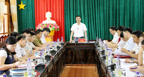 Đồng chí Phó Chủ tịch UBND tỉnh Dương Văn Tiến phát biểu tại buổi làm việc với huyện Mù Cang Chải về công tác chuẩn bị Lễ hội khám phá Danh thắng Quốc gia Ruộng bậc thang Mù Cang Chải.