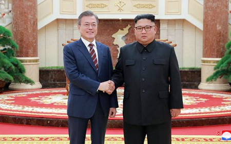 Tổng thống Hàn Quốc Moon Jae-in (trái) bắt tay Nhà lãnh đạo Triều Tiên Kim Jong-un tại trụ sở Đảng Lao động Triều Tiên. Ảnh do KCNA công bố vào ngày 19/9.