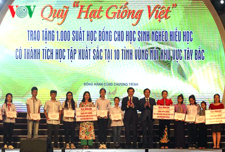 Ông Thuận Hữu, Ủy viên Trung ương Đảng, Tổng Biên tập Báo Nhân Dân, Phó trưởng Ban Tuyên giáo Trung ương, Chủ tịch Hội Nhà báo Việt Nam trao học bổng cho các em học sinh.