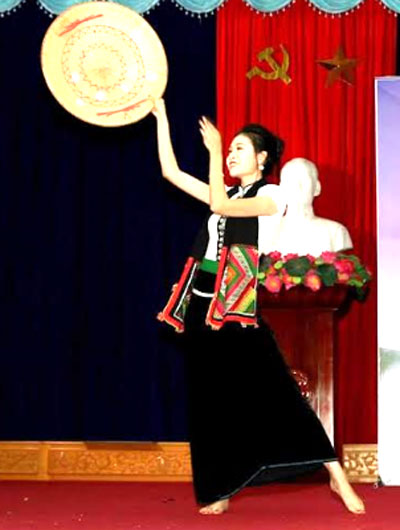 Điêu Thị Huyền Linh thể hiện điệu múa dân gian Thái trong vòng chung khảo cuộc thi “Người đẹp Mường Lò” năm 2018.