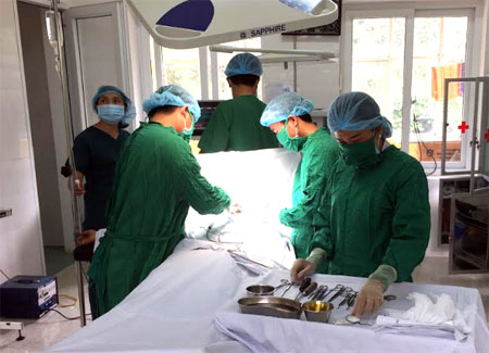 Một ca phẫu thuật kỹ thuật cao tại Trung tâm Y tế huyện Mù Cang Chải.