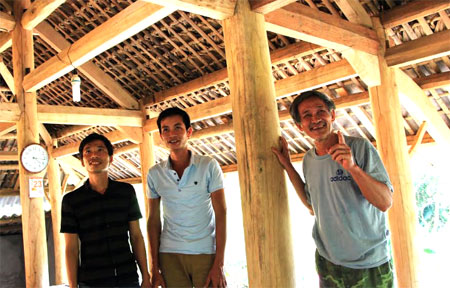 Ông Hứa Kim Mỹ (ngoài cùng, bên phải) - thôn 2, xã Phúc Ninh giới thiệu căn nhà sàn mới, khang trang được làm từ nguồn vốn hỗ trợ của Đảng, Nhà nước.