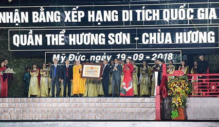 Phó Thủ tướng Chính phủ Vũ Đức Đam trao Bằng xếp hạng di tích Quốc gia đặc biệt cho quần thể Hương Sơn - chùa Hương.
