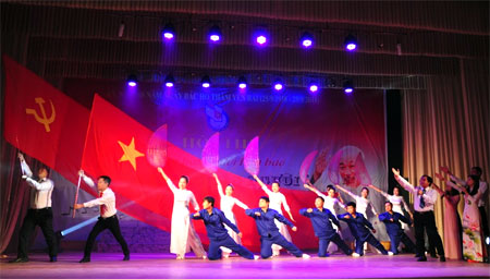 Một tiết mục văn nghệ đạt giải A tại Liên hoan tiếng hát những người làm báo Yên Bái năm 2018 được dàn dựng công phu, ý nghĩa gắn với sự kiện 60 năm Ngày Bác Hồ thăm Yên Bái.