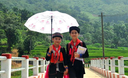 Học sinh điểm trường lẻ Khe Trang, Trường Tiểu học và THCS An Bình, huyện Văn Yên đến trường trên cây cầu mới.