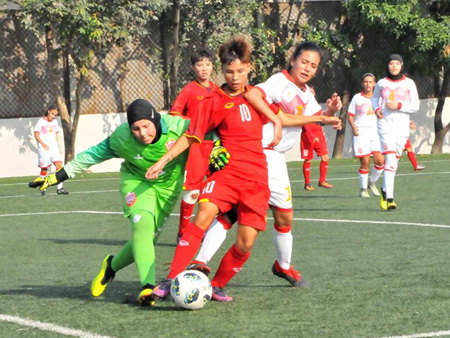 U16 nữ Việt Nam (áo đỏ) có chiến thắng đậm trước U16 Bahrain.