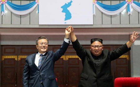Tổng thống Hàn Quốc Moon Jae-in (trái) và Lãnh đạo Triều Tiên Kim Jong-un tại Bình Nhưỡng, Triều Tiên hôm 19/9.